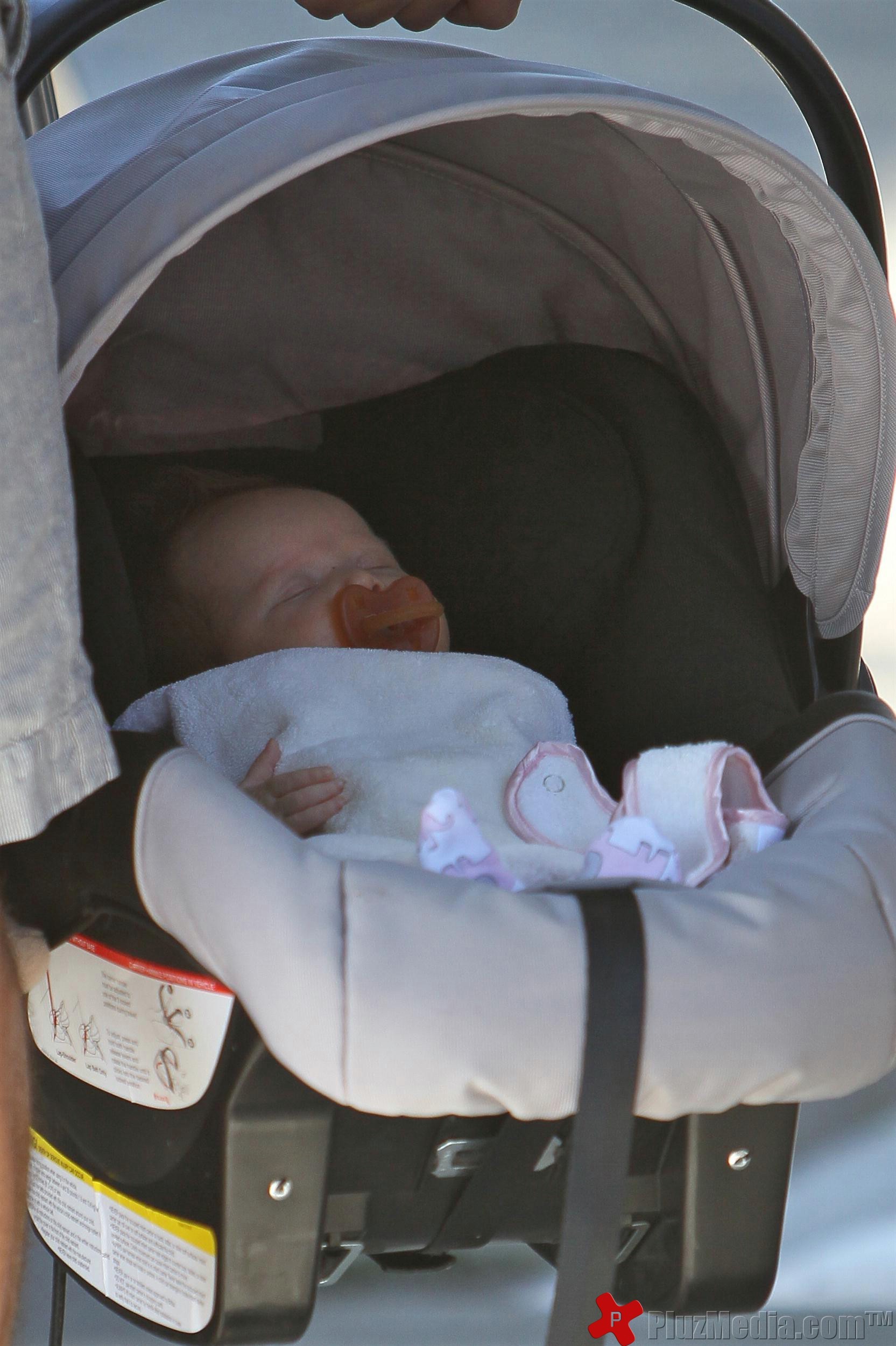 Jessica Alba and Cash Warren take Honor Marie and new baby Haven for breakfast | Picture 98012